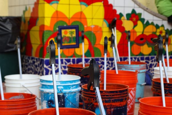 Arrangement of buckets and pickers